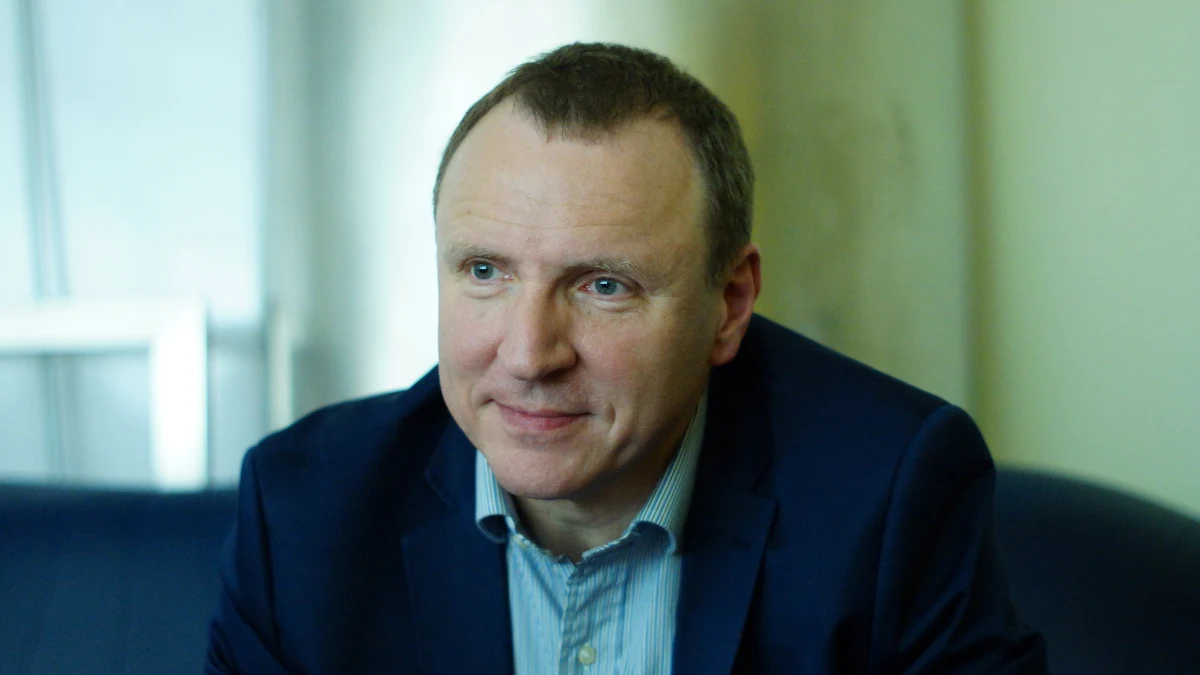 "Podobają mi się, jeżeli chodzi o zaostrzenie kar, ale brakuje mi w nich przepisów o upłynnieniu ruchu" - mówi były europoseł Jacek Kurski pytany przez słuchaczy RMF FM o nowe przepisy. "Popieram zabieranie prawa jazdy za przekroczenie prędkości o 50 km/h w terenie zabudowanym" - dodaje. Pytany o swoje "drogowe szaleństwa" odpowiada: "Jestem kierowcą odpowiedzialnym i dorabianie mi tej gęby jest jedną z wielu czarnych legend Jacka Kurskiego, zupełnie niezasłużoną".