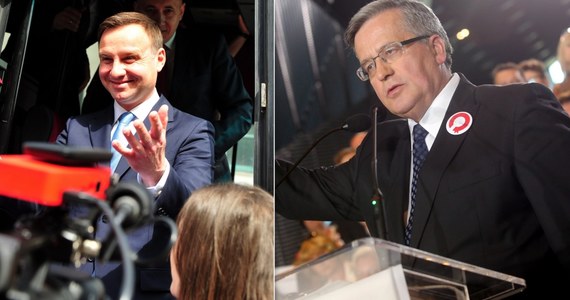 Grzmiało i błyskało wczoraj podczas narad na temat drugiej debaty. Początkowo spierano się tylko jej szczegóły - TVN proponował minutowe wypowiedzi kandydatów, sztab Dudy chciał półtorej, dyskutowano o tym, jak mają wyglądać kontry i rekontry na słowa przeciwników. I kiedy wszystko wydawało się załatwione - do gry wkroczył Jacek Kurski. Zdaje się, że z zadaniem - od prezesa - by zrobić tak, żeby debaty nie było. Zażądał więc debaty w stylistyce amerykańskiej - "70 minut rozmowy, tak jak Nixon - Kennedy" - tłumaczył Kurski. Przy okazji spierał się z reprezentującym sztab BK Grzegorzem Szymańskim. Było ciekawie i historycznie, bo panowie dyskutowali o tym, kto kogo szybciej posadzi do Berezy Kartuskiej i kto kogo będzie z niej wyciągał. I kiedy już było blisko rozstania - zainterweniował sam kandydat. "Przyjmujemy warunki" - powiedział swoim sztabowcom. Ci podpisali porozumienie. Ale jeszcze tli się w nich myśl, czy nie wybrać jednak Kukiza...