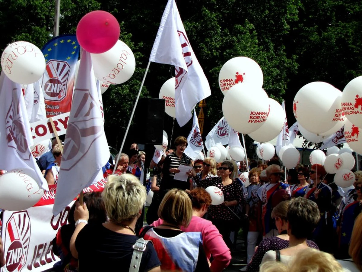 Około 300 nauczycieli i pracowników oświaty protestowało przez Kancelarią Prezesa Rady Ministrów. Domagali się poszanowania zawodu nauczyciela, zwiększenia nakładów na edukację, w tym podwyżek wynagrodzeń nauczycieli oraz zahamowania likwidacji szkół przez samorządy.