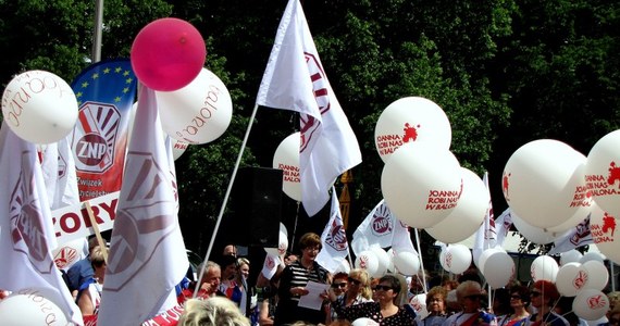 Około 300 nauczycieli i pracowników oświaty protestowało przez Kancelarią Prezesa Rady Ministrów. Domagali się poszanowania zawodu nauczyciela, zwiększenia nakładów na edukację, w tym podwyżek wynagrodzeń nauczycieli oraz zahamowania likwidacji szkół przez samorządy.