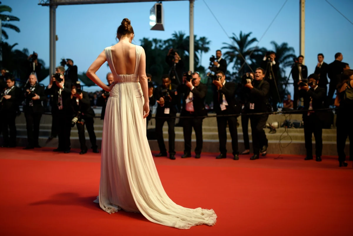 Organizatorzy odbywającego się właśnie międzynarodowego festiwalu filmowego w Cannes są krytykowani za domaganie się butów na wysokich obcasach od pań, pojawiających się na czerwonym dywanie podczas oficjalnych premier. 