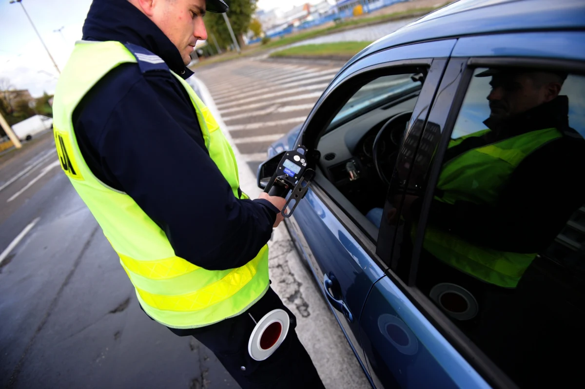 Nowe ostrzejsze przepisy umożliwiają drogówce odbieranie prawa jazdy także posłom i senatorom, którzy rażąco przekraczają prędkość. W ten sposób mundurowi interpretują obowiązujące od poniedziałku prawo, które nakazuje policjantom odebranie dokumentu uprawniającego do prowadzenia auta, jeśli kierowca przekroczy prędkość o ponad 50 kilometrów na godzinę w terenie zabudowanym.