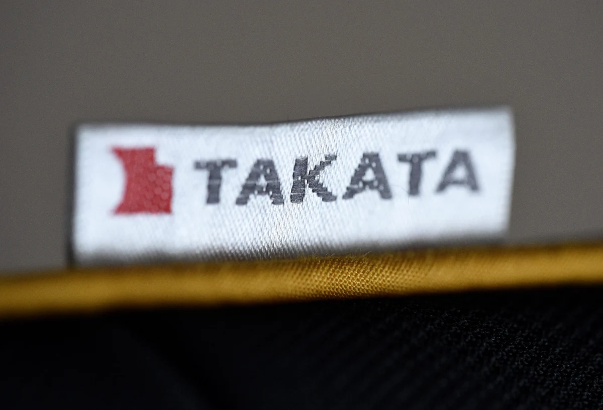 Japoński producent poduszek powietrznych Takata wezwał właścicieli 34 mln samochodów w USA,  wyprodukowanych przez 11 różnych producentów, do gratisowej naprawy zamontowanych w nich swoich poduszek powietrznych. Jest to największa tego rodzaju afera w historii USA. 