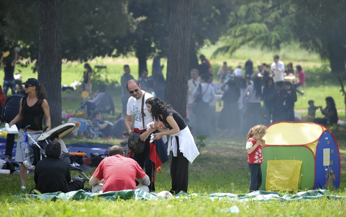 Zakaz palenia papierosów i grillowania we wszystkich publicznych parkach i na terenach zielonych w Rzymie postanowiły wprowadzić władze miejskie. Będzie on obowiązywać od 15 czerwca do końca września, a celem jest zmniejszenie zagrożenia pożarowego w stolicy.