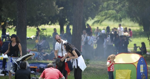 Zakaz palenia papierosów i grillowania we wszystkich publicznych parkach i na terenach zielonych w Rzymie postanowiły wprowadzić władze miejskie. Będzie on obowiązywać od 15 czerwca do końca września, a celem jest zmniejszenie zagrożenia pożarowego w stolicy.