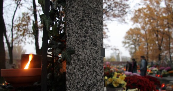 Skala tajnych pochówków na Cmentarzu Bródnowskim w Warszawie może być porównywalna ze słynną Łączką - donosi "Rzeczpospolita".