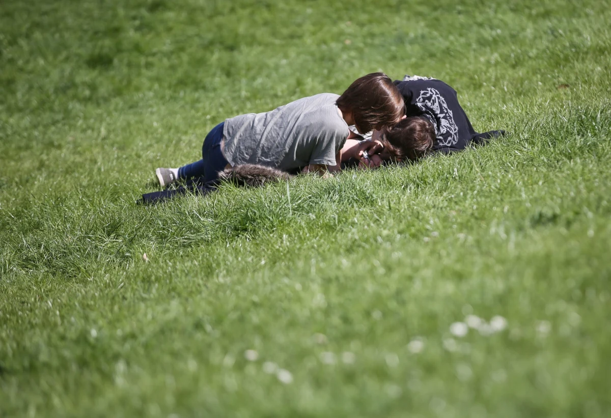 Pijani miłością - to nie przenośnia, to fakt. Najnowsze wyniki badań naukowców z Uniwersytetu Birmingham pokazują, że hormon miłości, oksytocyna wywołuje reakcje podobne do alkoholu. 
