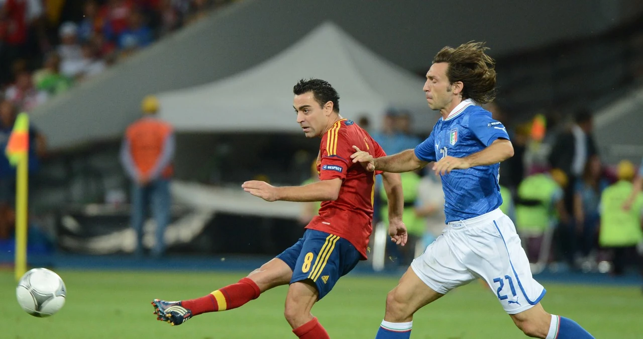 Xavi Hernandez i Andrea Pirlo podczas finału Euro 2012 w Kijowie