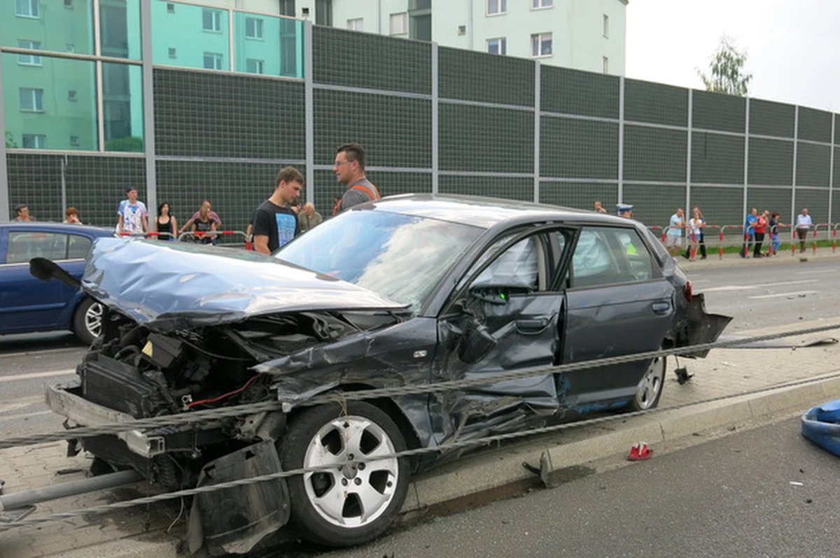 Cztery osoby ranne we wczorajszym karambolu w Krakowie nadal przebywają w szpitalach. Ich obrażenia nie są groźne dla życia, ale wymagają hospitalizacji. Sprawca wypadku, kierowca ciężarówki, dziś zostanie przesłuchany. Prawdopodobnie jednak dopiero w czwartek usłyszy zarzuty. 