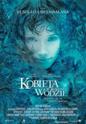 Kobieta w błękitnej wodzie