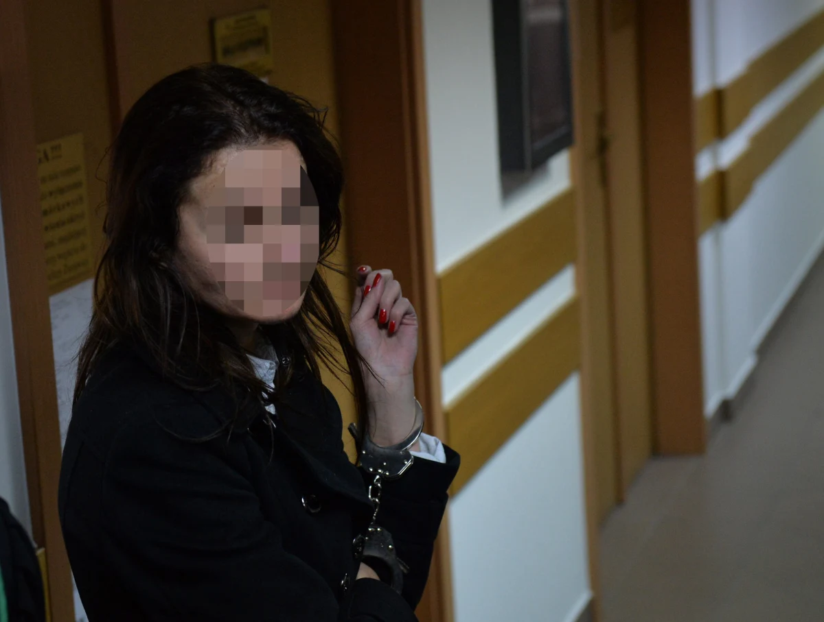 Warszawski sąd zdecydował o umieszczeniu Izabelli Ch. w zamkniętym zakładzie psychiatrycznym. Kobieta po raz kolejny nie stawiła się na posiedzeniu. W grudniu 2013 roku Izabella Ch. jadąc swoim mercedesem, wjechała do przejścia podziemnego koło warszawskiej Rotundy. 