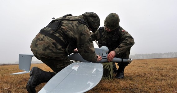 Znalazł się dron, zagubiony w okolicy poligonu drawskiego w Zachodniopomorskiem. Bezzałogowy samolot obserwacyjny odnaleźli żołnierze, którzy od tygodnia przeczesywali rejon, gdzie maszyna mogła spaść – dowiedziała się nasza reporterka Aneta Łuczkowska. 