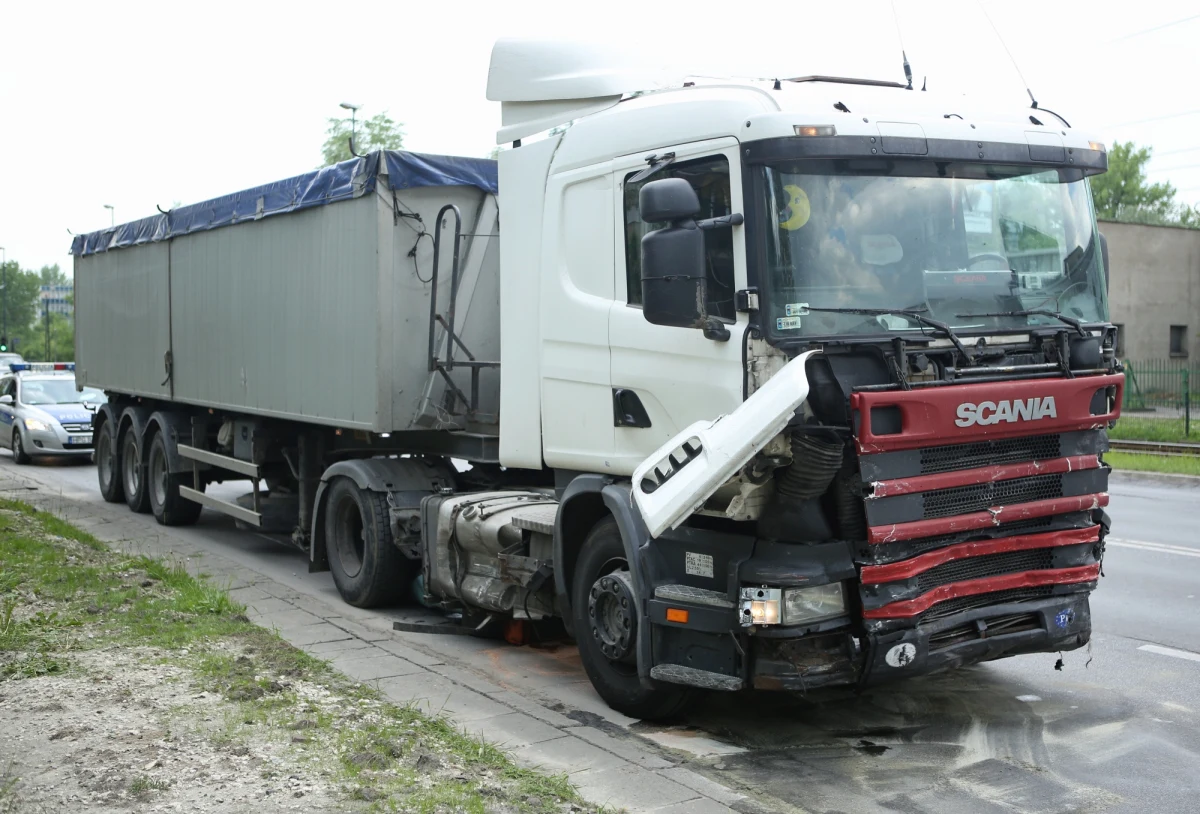 Małopolska policja publikuje nagranie z karambolu, do którego doszło we wtorek w Krakowie na ul. Grota Roweckiego. Kierowca tira, który staranował 19 aut prawdopodobnie w czwartek usłyszy zarzuty.