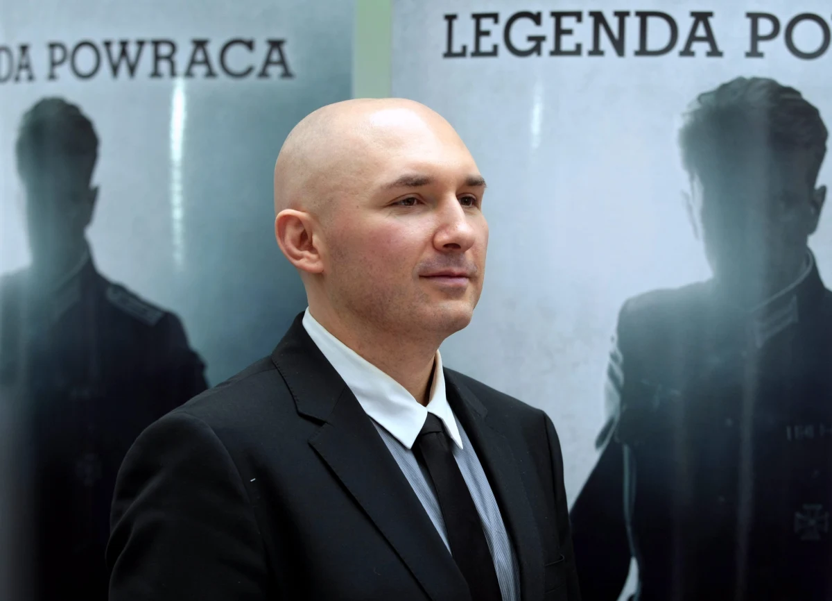 ​Do czasu, gdy nie napotkamy na swej drodze zła w czystej postaci, możemy czuć się tak, jakbyśmy nadal mieszkali w raju. Odnosimy się jeszcze do życia na sposób dziewiczy i ufny, nawet jeśli sprawia nam ono bardzo poważne problemy. Brutalny świat opisany w książce wywiadów Patryka Vegi ukazuje nam prawdziwe życiowe proporcje i dystynkcje. Rozmowa z autorem "Złych psów" była dla mnie jak istotny bonus, jak dodatek do płyty z dokumentalnym filmem. Obejrzyj teraz ze mną ten apendyks, nawet jeśli nie znasz jeszcze właściwego filmowego materiału. Posługuję się metaforą, bo ten seans powinien się odbyć w twoim najbardziej domowym, intymnym kinie - w wyobraźni. Okno wewnętrznego ekranu otwiera się na inny, obcy świat, pozornie bez żadnych zasad. Zauważ, że jednak tam obowiązują i to w stanie surowym, rudymentarnym, jak przykazania Starotestamentowego Boga, wypalone w kamiennych płytach niebieskim promieniem z oka w trójkącie.  Ale niełatwo je dostrzec bez przewodnika. Zysk z lektury książki i z dodatkowej rozmowy z autorem jest dwoisty. Łatwiej pojąć sytuacje, które wymykają się prostym osądom i omijać je szerokim łukiem. Energia zaklęta w zbrodni to podwójne zatrute źródło, gorące jak krew ofiary, jucha bijąca z poderżniętej aorty, rezerwuar mocy zarówno dla mordercy jak i kąsającego go psa. Miałbym ochotę wejść głębiej w tę ranę, ale choć bardzo mocno ciągnie mnie w tę stronę, powstrzymam tu swoje żądze.