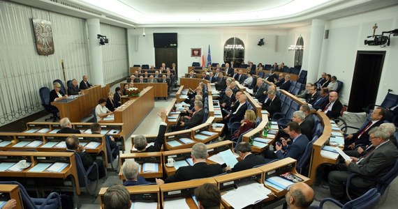 Senat zgodził się na referendum w sprawie JOW-ów, finansowania partii i prawa podatkowego. W nocy po prawie 10 godzinach zakończyła się debata nad wnioskiem ws. referendum, które zaproponował Bronisław Komorowski. Senatorowie PO i PiS zarzucali sobie wykorzystywanie głosowania do prowadzenia kampanii.