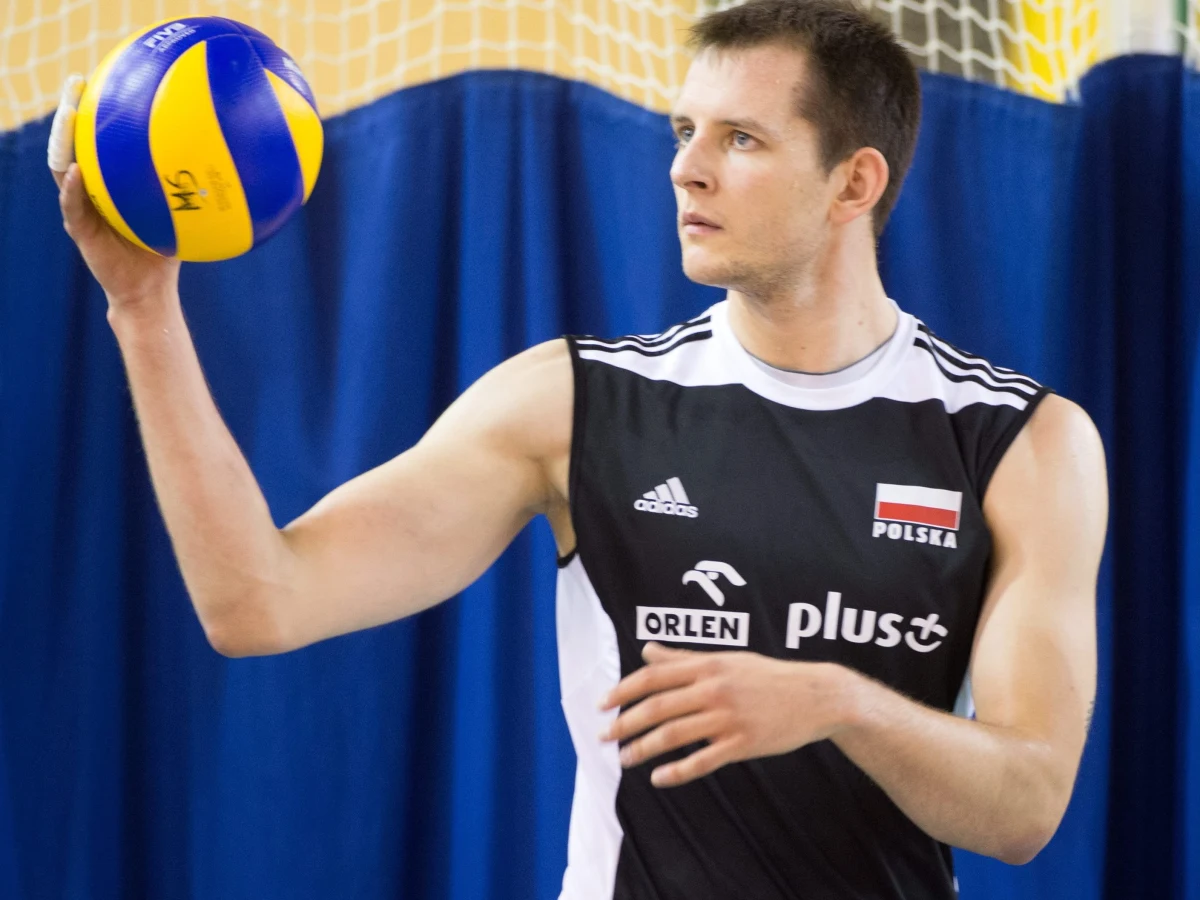 "Powinniśmy koncentrować się na każdym pojedynczym meczu,. Musimy próbować je wygrywać, a suma tych pojedynczych zwycięstw zaprowadzi nas do fajnego wyniku na koniec sezonu" - mówi w rozmowie z RMF FM Bartosz Kurek. Z siatkarzem, który wrócił do biało-czerwonej kadry, spotkał się nasz reporter Maciej Jermakow.