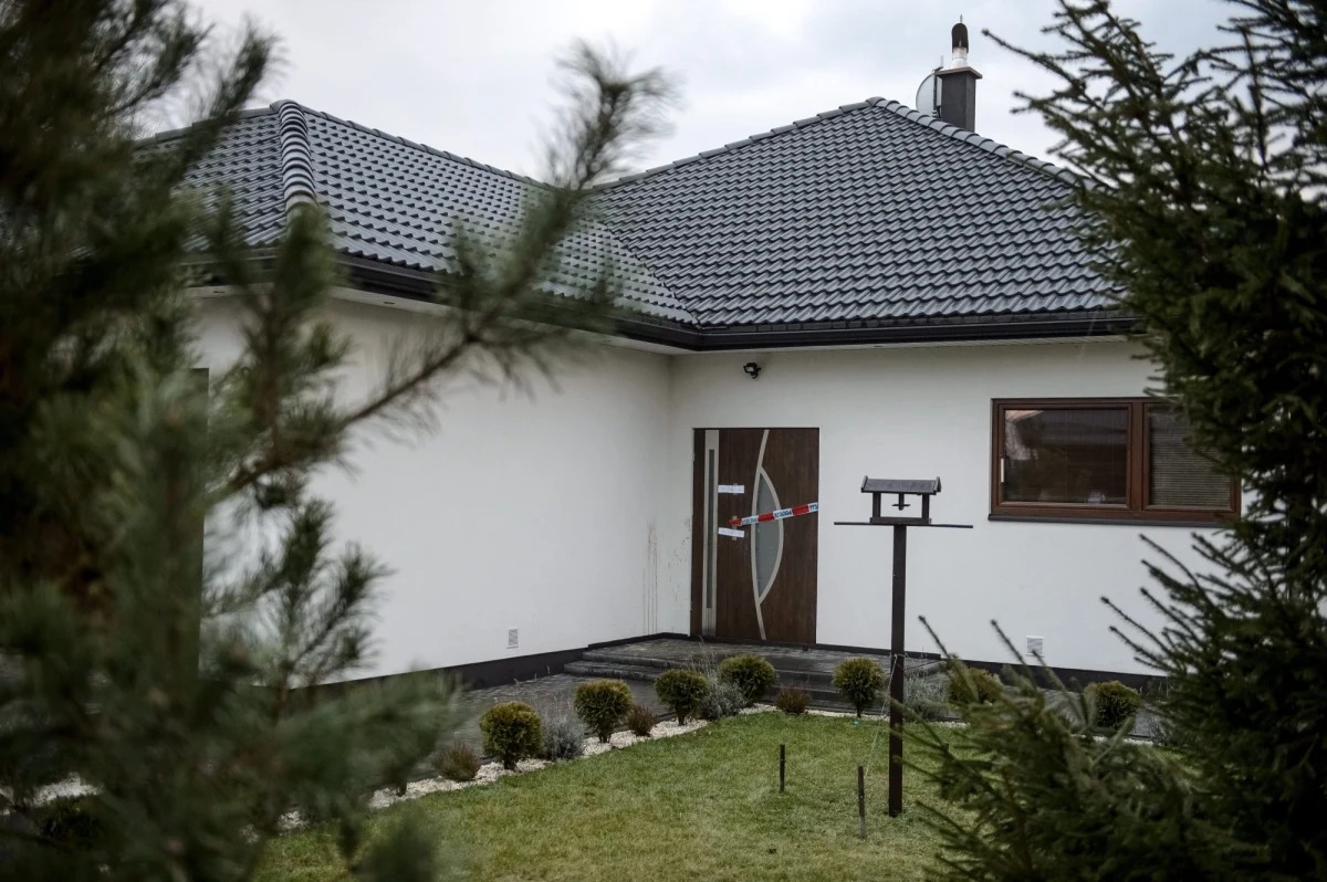 ​Kamil N. może odpowiadać przed sądem za zabójstwo swoich rodziców w Rakowiskach w Lubelskiem. Biegli uznali, że jest w pełni poczytalny. To wniosek po trwającej 8 tygodni obserwacji psychiatrycznej. Niespełna miesiąc temu eksperci wydali taką samą opinię w sprawie Zuzanny M., dziewczyny Kamila N., która razem z nim dokonała morderstwa. Do makabrycznej zbrodni doszło w grudniu ubiegłego roku.