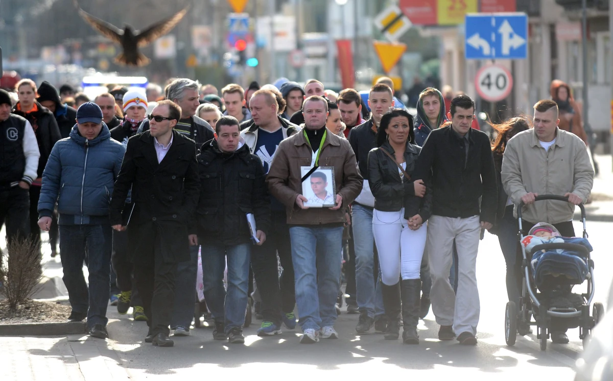 Ostateczne wyniki sekcji zwłok 19-latka z podwarszawskiego Legionowa - który w marcu zmarł podczas policyjnej interwencji - potwierdzają wstępne ustalenia, że przyczyną śmierci było zadławienie - dowiedział się reporter RMF FM. Z ustaleń śledczych wynika, że młody mężczyzna przed zatrzymaniem połknął foliowe zawiniątko, w którym była marihuana. Zmarł po przewiezieniu do szpitala. 