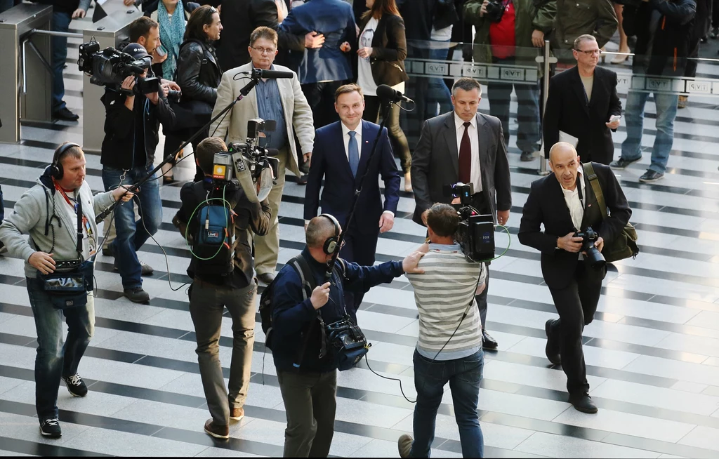 Kandydat PiS na prezydenta Andrzej Duda w drodze na niedzielną debatę prezydencką