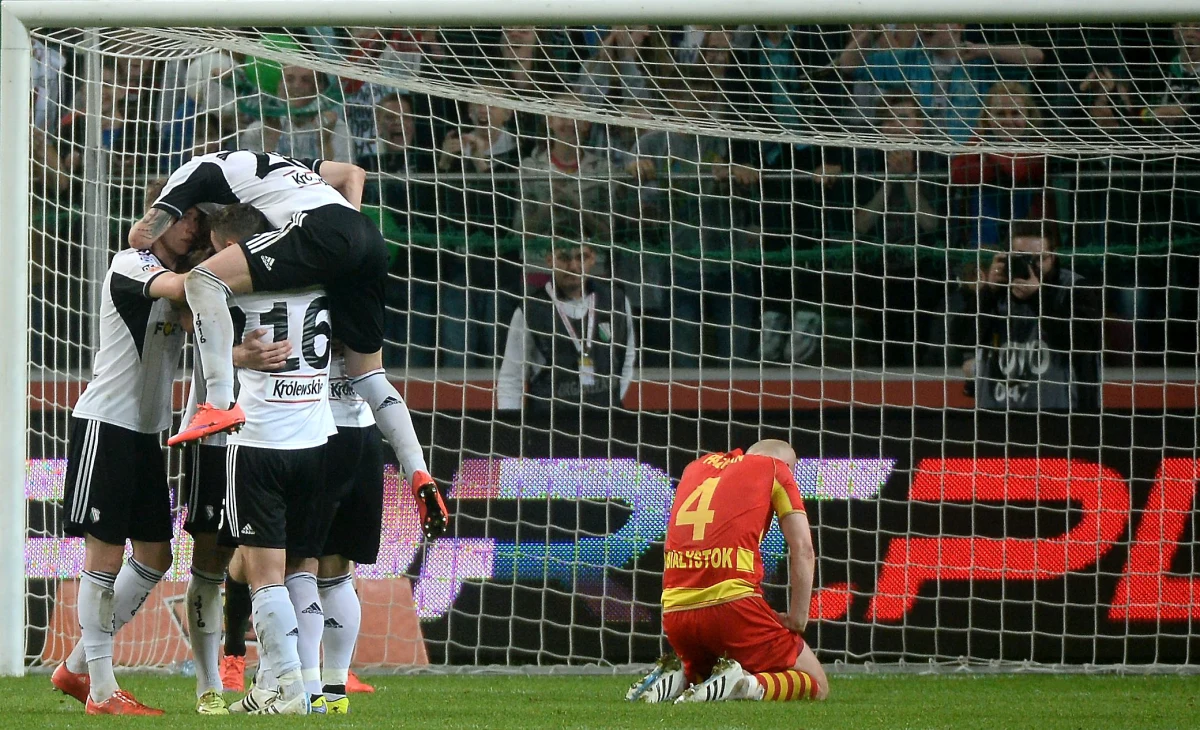 "Mamy dzisiaj dwie sceny - polityczną i sportową. W obu przypadkach jest bardzo wielka walka. Z punktu widzenia kibica Lecha uważam, że karnego nie było" - mówi dla RMF FM były reprezentant kraju oraz były piłkarz "Kolejorza" i Legii Warszawa Jarosław Araszkiewicz. Komentuje w ten sposób kontrowersyjne zwycięstwo mistrzów Polski nad Jagiellonią Białystok. Ekipa ze stolicy wygrała 1:0 po rzucie karnym niesłusznie podyktowanym w ostatnich sekundach spotkania przez sędziego Pawła Gila. "Każdy się myli. My też w życiu się mylimy i trzeba sobie wybaczyć" - dodaje. 