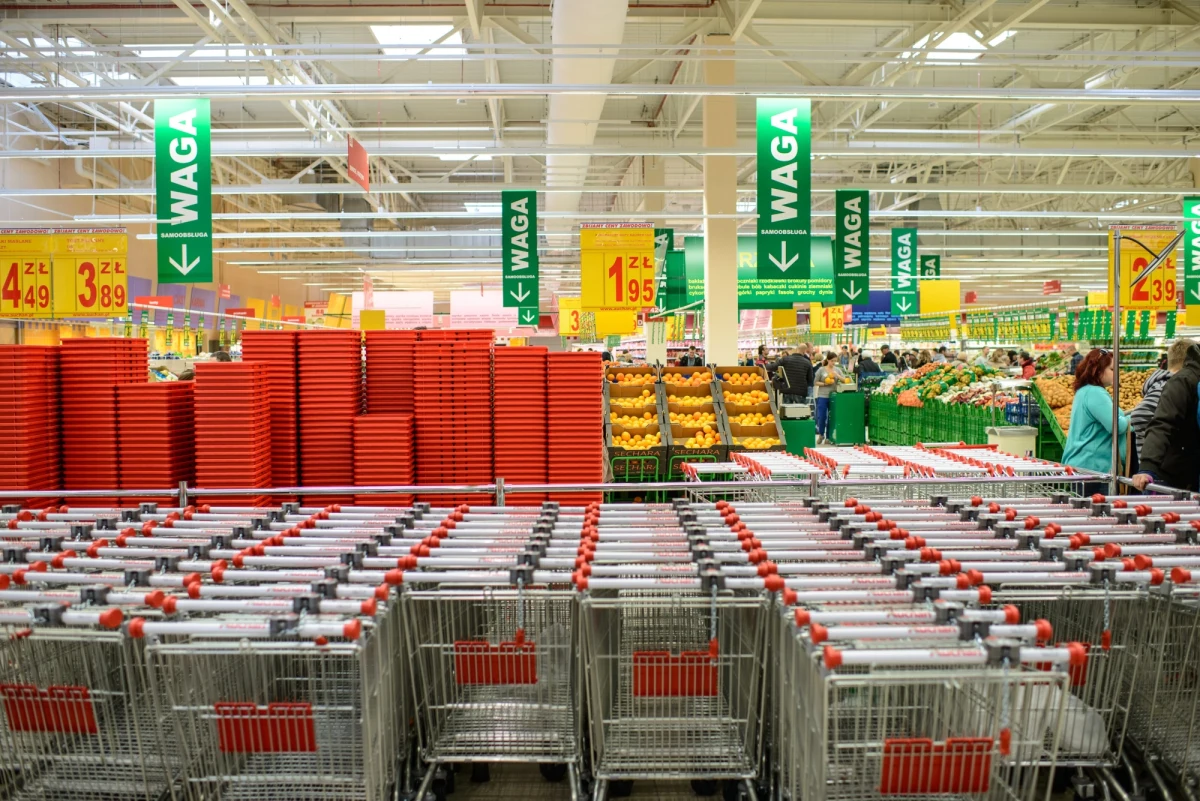 Dziś nie zrobimy zakupów w supermarketach, hipermarketach, galeriach handlowych, czy innych sklepach zatrudniających pracowników na umowę o pracę. Powodem są Zielone Świątki. 