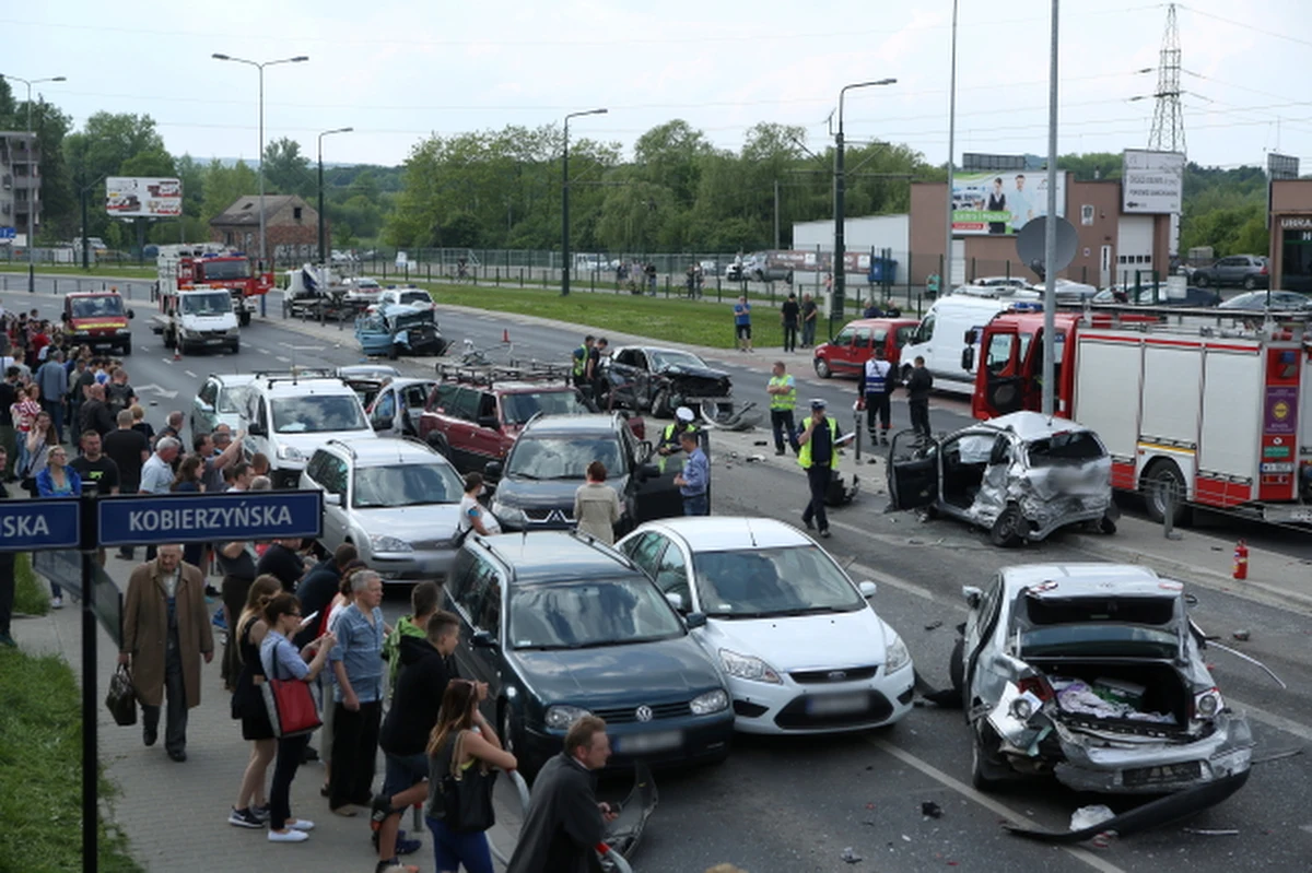 Zarzuty spowodowania katastrofy w ruchu lądowym i ucieczki z miejsca wypadku przedstawiła prokuratura kierowcy tira, który we wtorek doprowadził do karambolu na skrzyżowaniu ulic Grota Roweckiego i Kobierzyńskiej w Krakowie. W wyniku wypadku rannych zostało 15 osób, w tym cztery ciężko. Ciężarówka uszkodziła 19 aut.