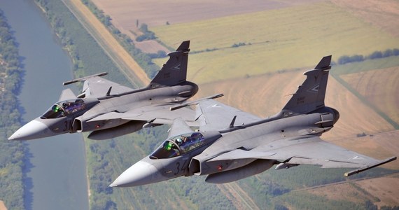 Dwa szwedzkie samoloty wojskowe typu Jas 39 Gripen zostały poderwane po otrzymaniu sygnału, że dwa rosyjskiej samoloty bombowe TU-22M „Backfire” niebezpiecznie zbliżyły się do wyspy Olandia. „Podleciały prowokująco blisko” – powiedział Sverker Göranson z sił powietrznych.