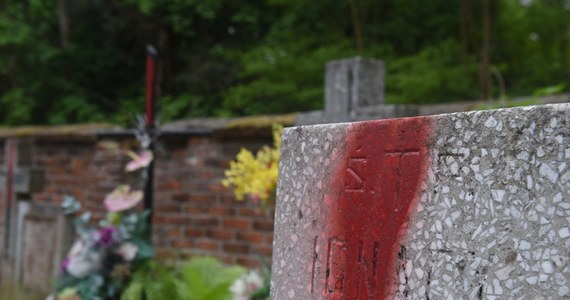 Na cmentarzu w Osjakowie w województwie łódzkim niektóre krzyże zostały pomalowane fluorescencyjną farbą. Okazało się, że krzyże pomalował proboszcz. Chciał w ten sposób zmotywować parafian do zadbania o groby – pisze na swojej stronie Radio Ziemi Wieluńskiej.