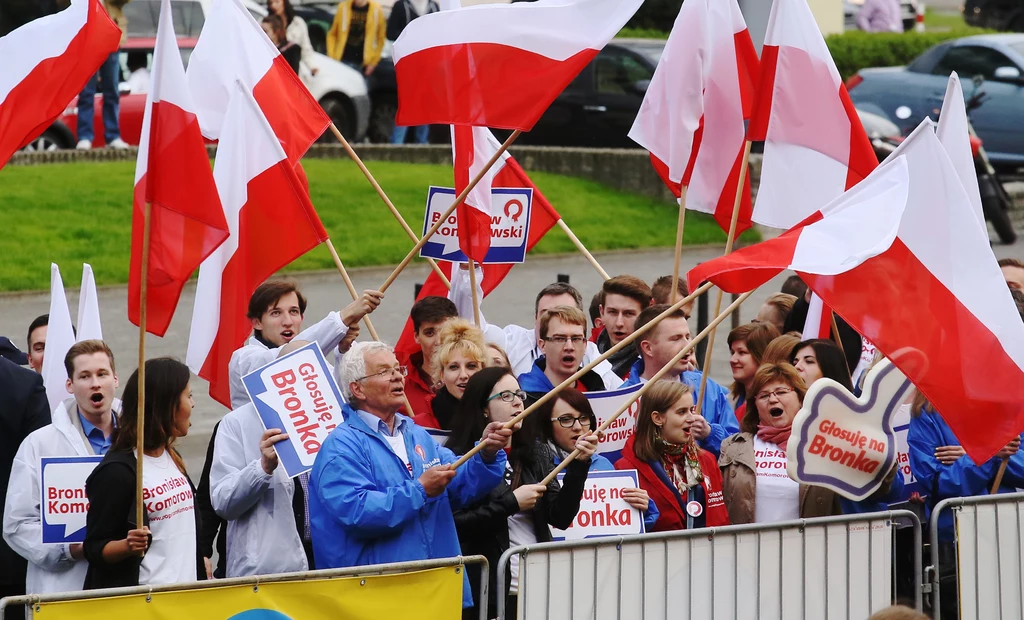 Sympatycy Bronisława Komorowskiego przed siedzibą TVN