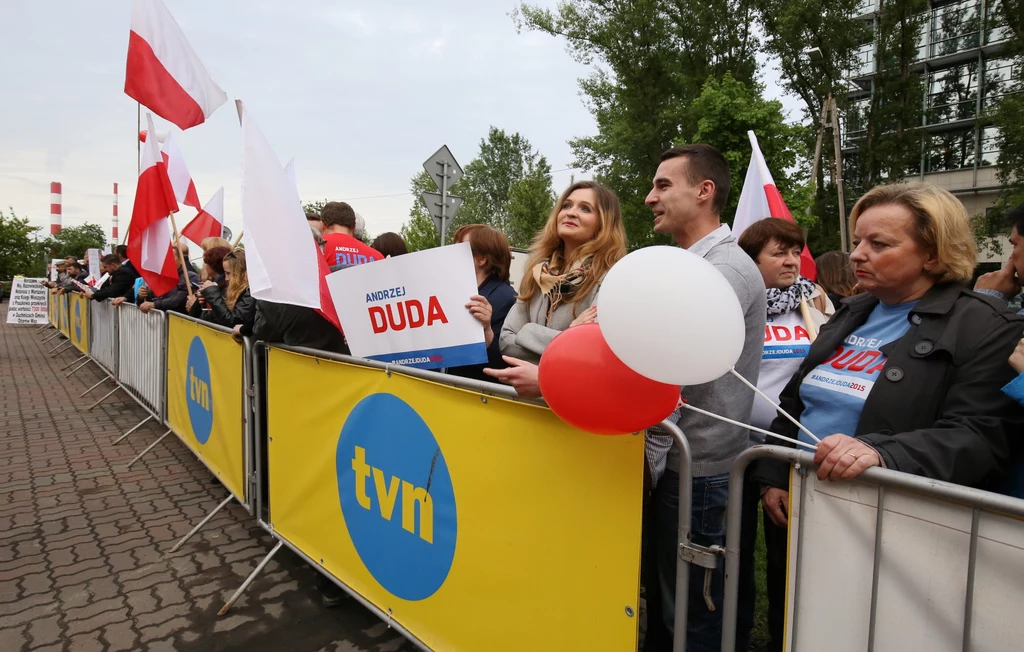 Sympatycy Andrzeja Dudy przed siedzibą TVN w Warszawie