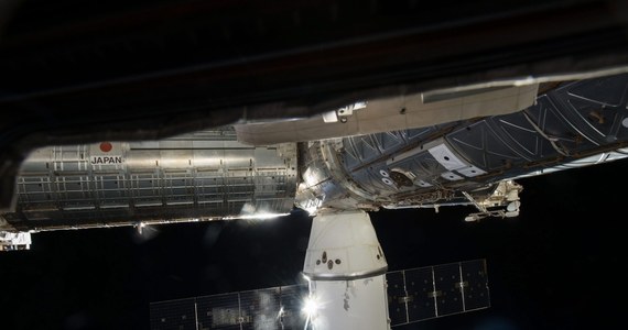 Prywatny kosmiczny statek transportowy Dragon powrócił z Międzynarodowej Stacji Kosmicznej (ISS) na Ziemię.  Jak poinformowała amerykańska firma SpaceX - kapsuła wylądowała z pomocą spadochronu na Pacyfiku, w pobliżu wybrzeża Kalifornii.  