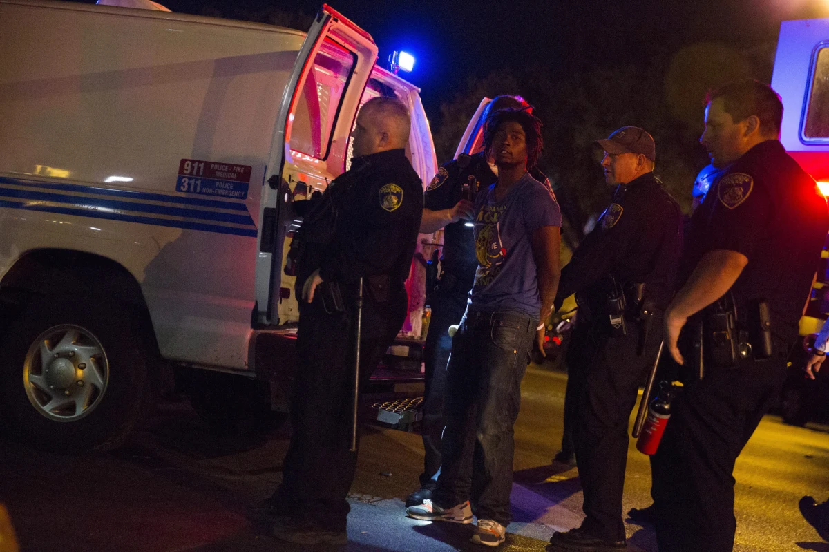 Sześciu policjantów z Baltimore, którzy brali udział w zatrzymaniu Afroamerykanina, który zmarł później wskutek uszkodzenia rdzenia kręgowego, zostało formalnie oskarżonych - poinformowała prokurator stanu Maryland Marilyn Mosby. Jak zaznaczyła, ława przysięgłych oceniła przedstawione przez prokuraturę dowody i podtrzymała najcięższe zarzuty - w tym wobec jednego policjanta o morderstwo, a wobec czterech o nieumyślne spowodowanie śmierci.