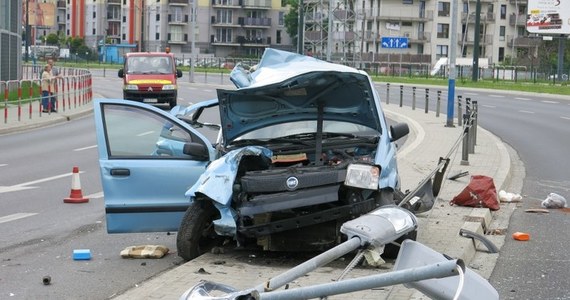 Kierowca ciężarówki, który spowodował w Krakowie karambol z udziałem kilkunastu samochodów, nie trafi do tymczasowego aresztu. Nie zgodził się na to krakowski sąd. 54-letni Grzegorz O. będzie odpowiadał z wolnej stopy. Do wypadku doszło we wtorek. 15 osób zostało rannych.