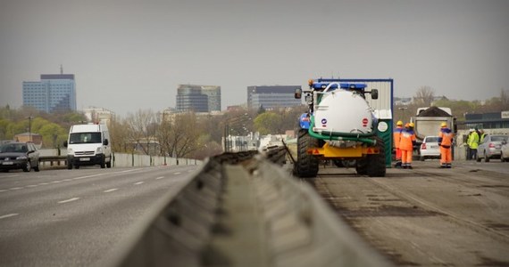 Pierwsze przęsło Mostu Łazienkowskiego, remontowanego po pożarze, jest gotowe do opuszczenia. Ekipy jutro rano przystąpią do wyjątkowo skomplikowanego zadania, po którym będzie można zacząć budować nową konstrukcję. 