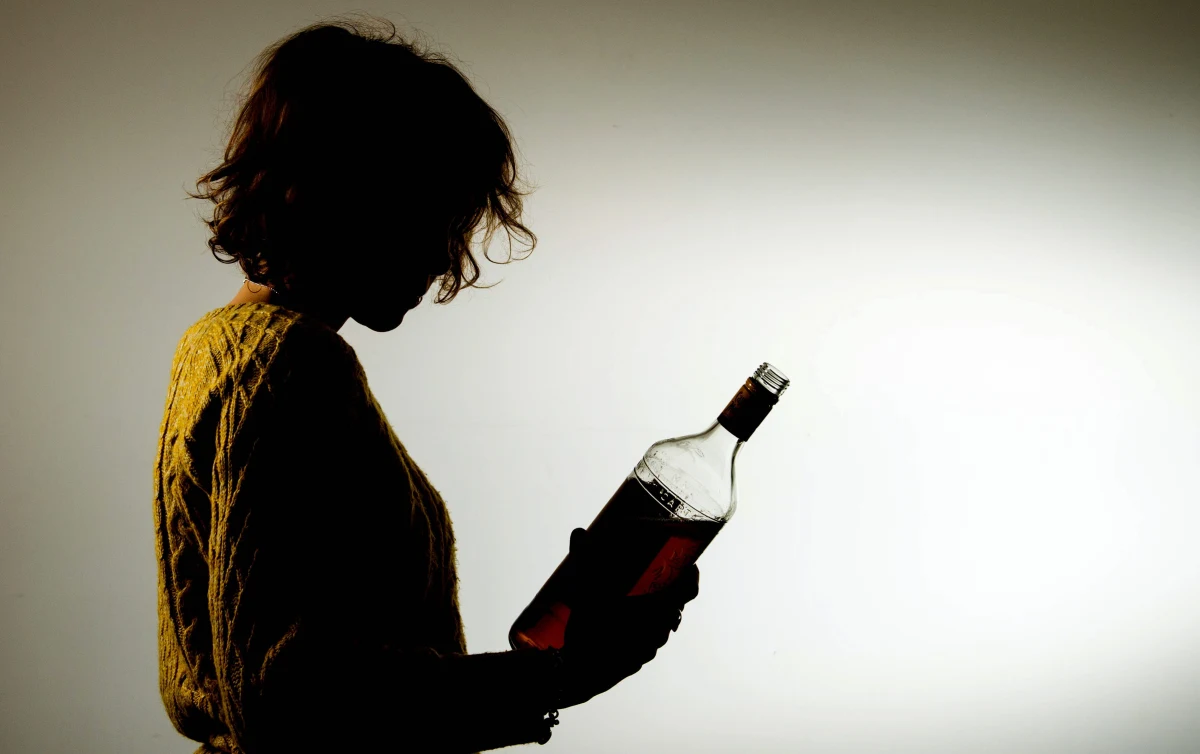 Prawa rodzicielskie ograniczono 42-letniej matce, która leżała pijana, a obok w przewróconym wózku płakała 16-miesięczna córka. Taką decyzję podjął Sąd Rodzinny w Łowiczu w Łódzkiem. 