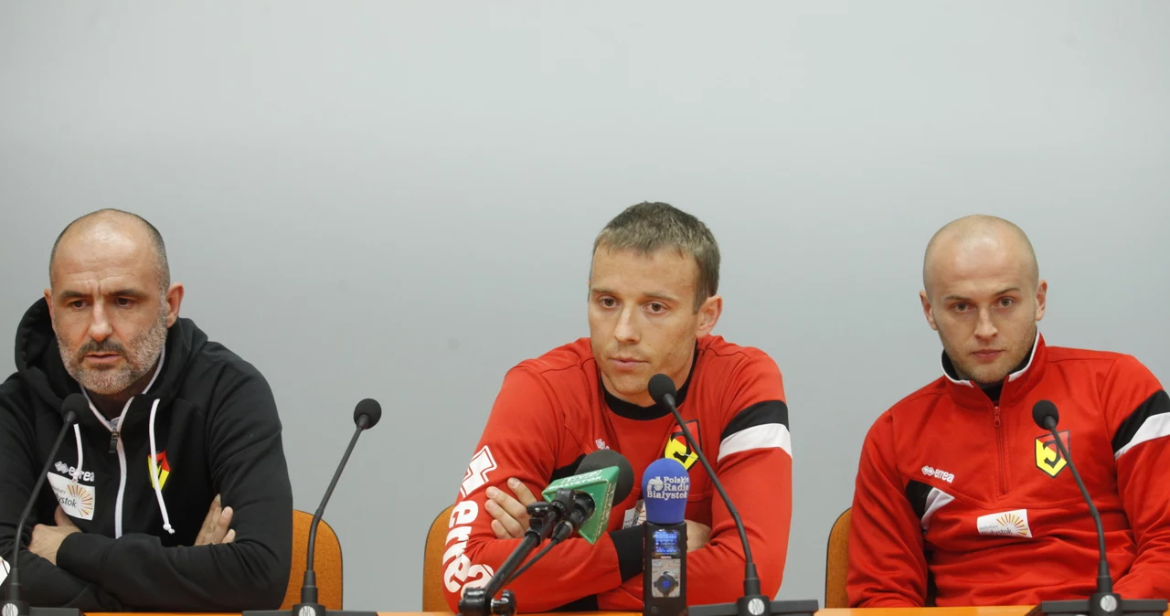 Michał Probierz (L), trener Jagiellonii Białystok oraz zawodnicy - Rafał Grzyb (2-P) i Michał Pazdan 