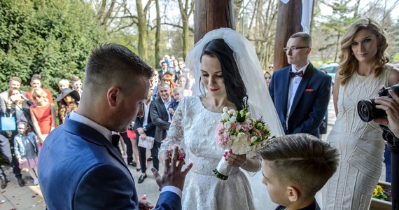 Parę dni temu jeden z moich znajomych, bardzo elegancki mężczyzna, zapytał mnie, czy może wybrać się na ślub znajomych w smokingu, czyli w jednym z najbardziej eleganckich męskich strojów. Wcale mnie nie dziwi, że na wyjątkową okazję chciał wybrać wyjątkowy garnitur. Odpowiedź znajdą Państwo poniżej. Pomyślałem też od razu, że to temat na tyle interesujący i ważny, żeby poświęcić mu dzisiejszy tekst.