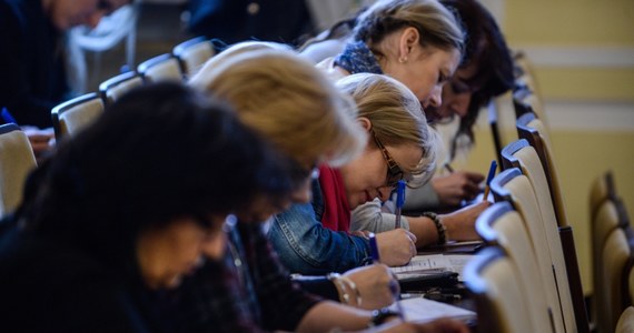 Ponad 2 tys. osób w 17 miastach na Ukrainie - m.in. w Kijowie, Lwowie i Charkowie, głównie dzieci i młodzież, wzięło udział w II edycji Ogólnoukraińskiego Dyktanda Języka Polskiego "Ja Piszę, Ty piszesz, My piszemy po polsku. Dyktando Polskie na Ukrainie". Zorganizowała je Fundacja Wolność i Demokracja, mająca siedzibę w Warszawie, przy wsparciu polskich ministerstw Spraw Zagranicznych i Edukacji Narodowej.