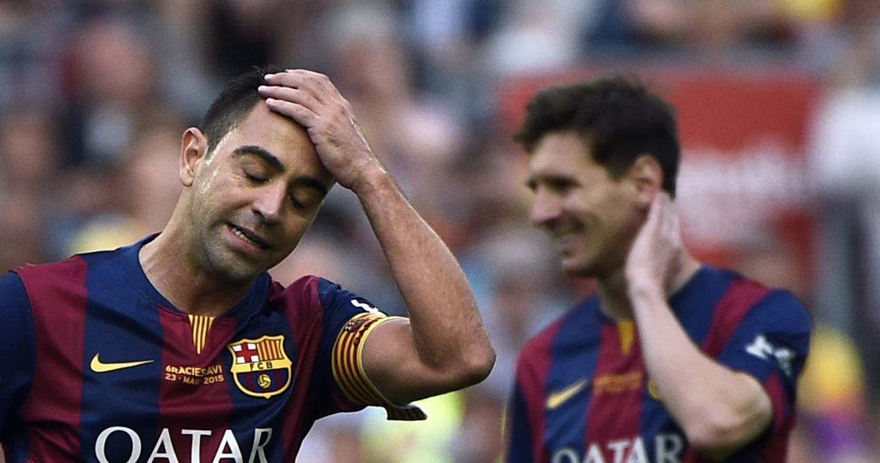 Xavi (z lewej) w sobotę żegnał się z kibicami Barcelony