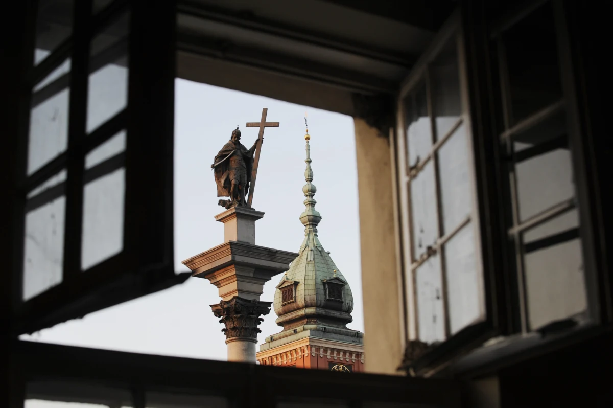 Kraków był stolicą Polski od 1320 roku. Przestał nią być, gdy król Zygmunt III Waza, 24 maja 1609 roku przeniósł się wraz z dworem do Warszawy. Dziś mija od tej chwili 406 lat. O powodach tych przenosin, które miały podłoże polityczne, nasz dziennikarz Adam Górczewski rozmawiał z doktorem habilitowanym, Aleksandrem Małeckim, historykiem z Uniwersytetu imienia Adama Mickiewicza w Poznaniu. 