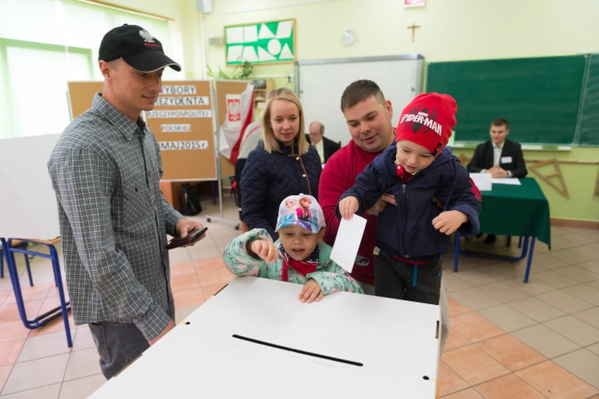 Ruszyła druga tura wyborów prezydenckich. O godzinie 7:00 rano otwarto lokale wyborcze. Głosować możemy do godziny 21:00. To wówczas poznamy sondażowe wyniki. 