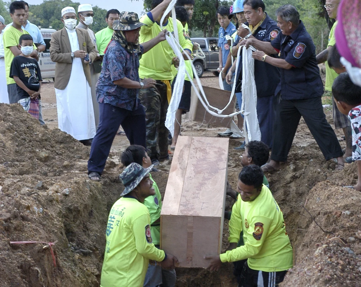 Malezyjska policja odkryła masowe groby w pobliżu obozu przemytników ludzi na północnym zachodzie kraju, przy granicy z Tajlandią. Informację przekazał szef MSW Ahmad Zahid Hamidi.  