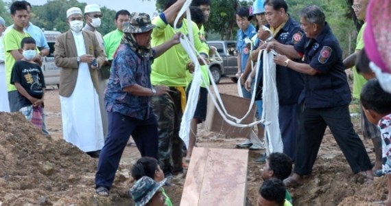 Malezyjska policja odkryła masowe groby w pobliżu obozu przemytników ludzi na północnym zachodzie kraju, przy granicy z Tajlandią. Informację przekazał szef MSW Ahmad Zahid Hamidi.  