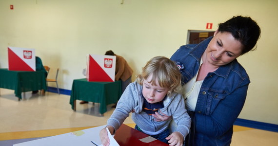 Frekwencja w wyborach prezydenckich na godz. 12.00 wyniosła 17,40 proc. - podała Państwowa Komisja Wyborcza. Do tej pory nie było poważniejszych incydentów, które miałyby wpływ na przebieg głosowania. 