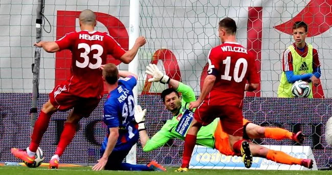 Zawodnik Piasta Gliwice Hebert Silva Santos (L) pokonuje bramkarza Podbeskidzia Bielsko-Biała Richarda Zajaca