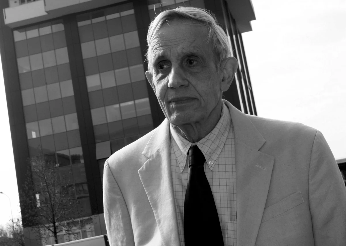 Amerykański matematyk John Nash, którego historia życia stanowiła podstawę filmu "Piękny umysł" z Russelem Crowe'em, zginął w wypadku samochodowym w New Jersey w wieku 86 lat. Śmierć poniosła także jego żona Alicia - podały amerykańskie media.