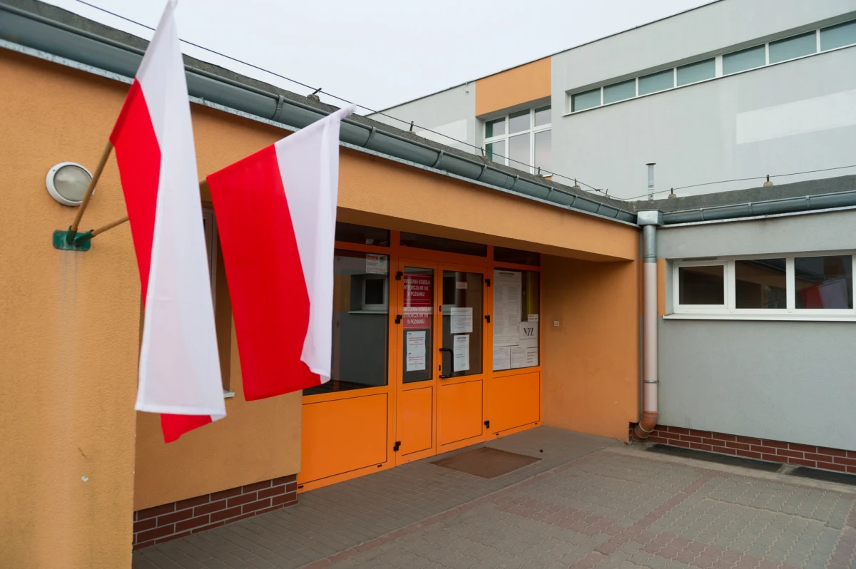 80-letnia kobieta, która przyszła zagłosować, zmarła w lokalu obwodowej komisji w miejscowości Kowale koło Skoczowa na Śląsku Cieszyńskim - poinformowała śląska policja. Przez blisko 1,5 godz. lokal był zamknięty. Głosowanie zostało tam przedłużone do 22:30, a wraz z nim - cisza wyborcza w całym kraju.