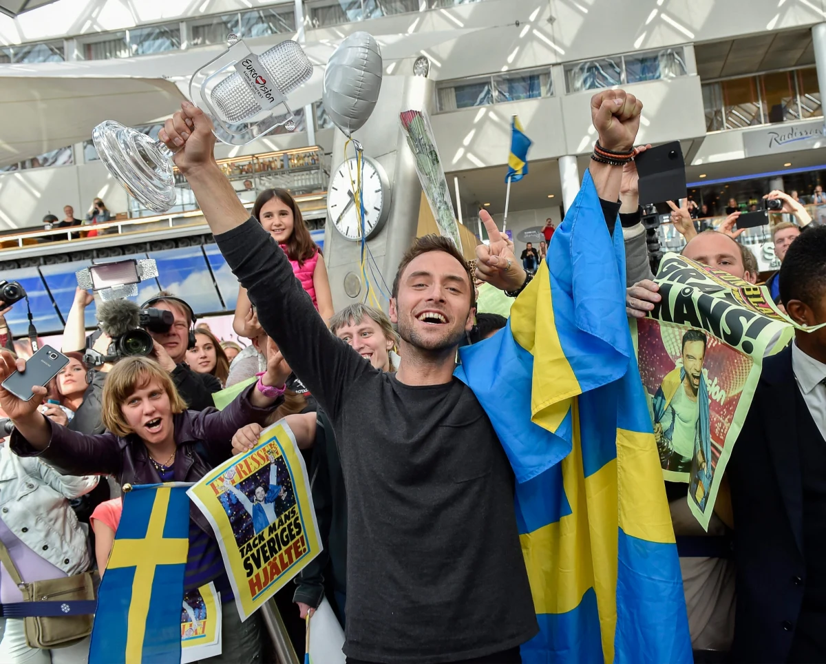 Zwycięzca sobotniego finału konkursu piosenki Eurowizja 2012 Szwed Måns Zelmerlöw ściągnął na siebie nieprzychylne wpisy w mediach społecznościowych. Niektóre z nich to pogróżki. Piosenkarz sam je wywołał, wrzucając na jeden z portali zdjęcie. Leży na nim na sofie, natomiast nogi trzyma na materiale, który swoimi barwami przypomina flagę Albanii. 