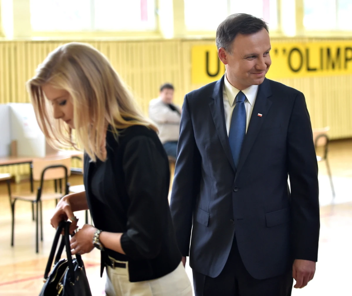 Różnica między poparciem dla Andrzeja Dudy i Bronisława Komorowskiego we wczorajszych wyborach wyniosła 518 316 głosów. PKW dysponuje już danymi ze wszystkich 51 okręgów wyborczych, łącznie z zagranicą. Oficjalne wyniki Komisja ma ogłosić o godz. 18.