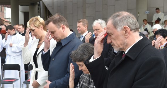 "Naszym marzeniem było, żeby wychować dzieci na odpowiedzialnych obywateli, odpowiedzialnych ludzi i uczciwych" - mówi w rozmowie z dziennikarzem RMF FM Jan Tadeusz Duda, ojciec Andrzeja Dudy. Jak dodaje, zawsze mówił swoim dzieciom, że człowiek wolny musi mieć stróża w sobie. "Niewolnik ma stróża obok. Jak stróż nie patrzy, to może robić co chce" - dodaje. 